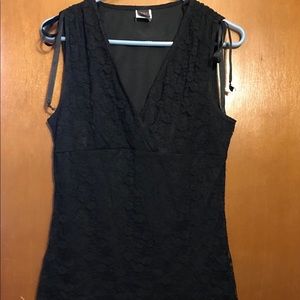 Black lace v-neck top w/lining